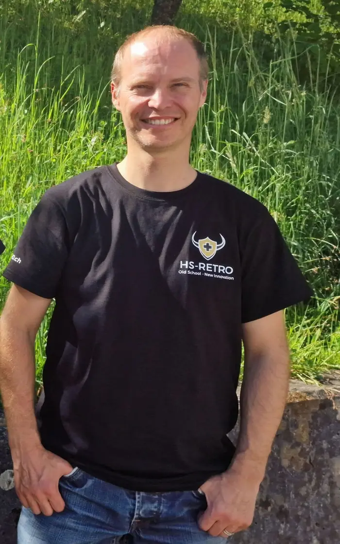 HS-Retro Mechaniker im schwarzen HS-Retro T-Shirt